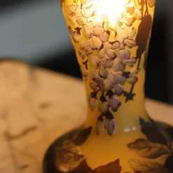 Lampe pâte de verre Tip Gallé décor glycine