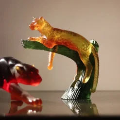 Panthère ambre sur arbre daum