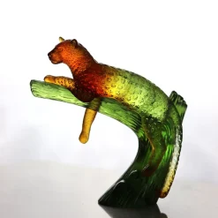 Panthère ambre sur arbre daum