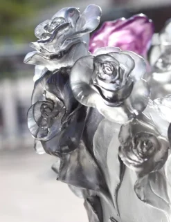 Vase rose gris fleur violette daum