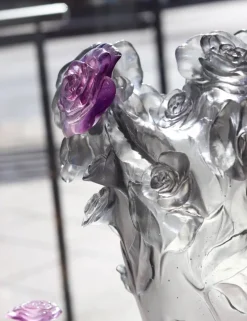 Vase rose gris fleur violette daum