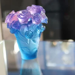 Vase roses bleu mauve daum